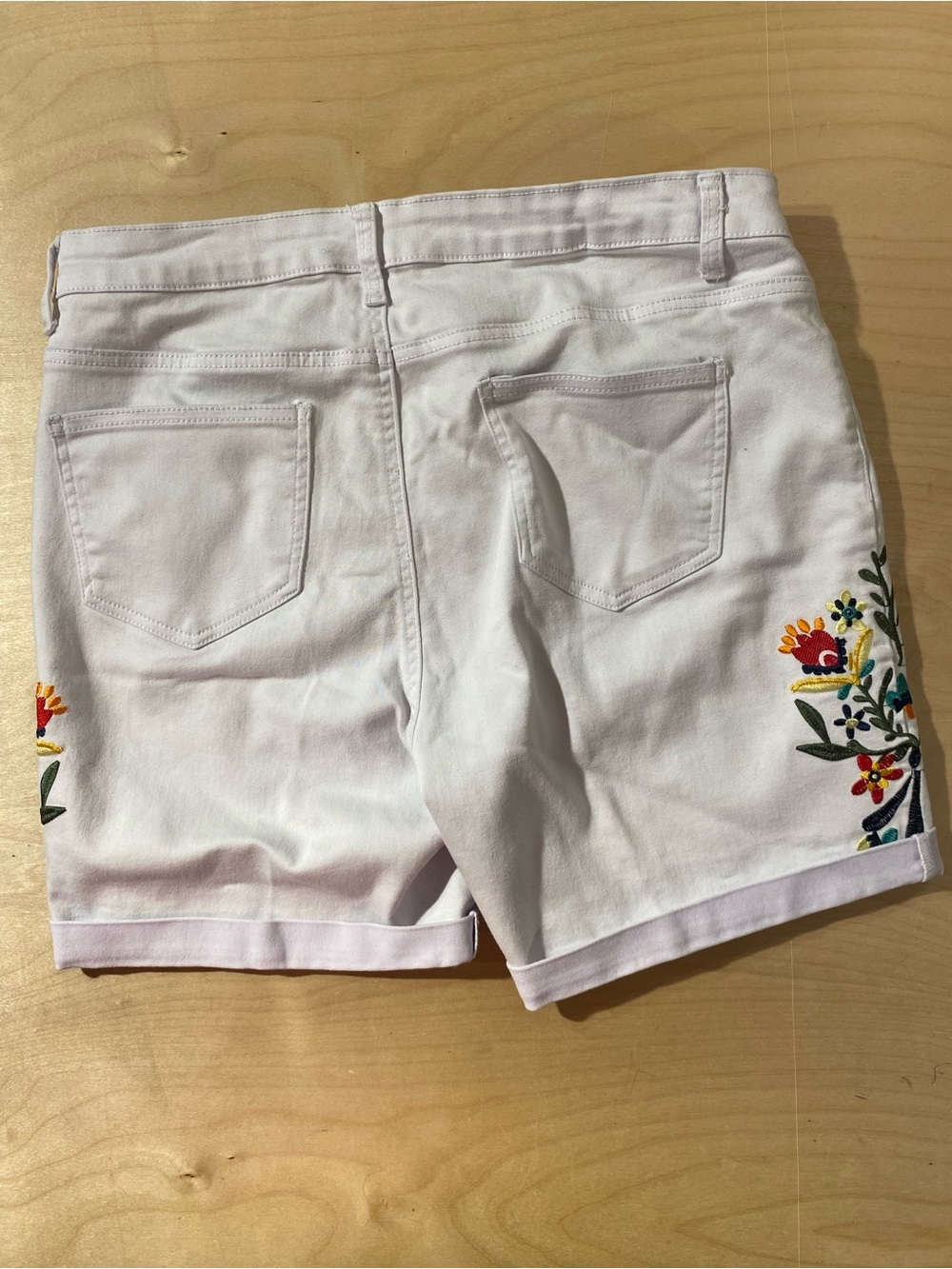 Sand Piper White Embroidered Floral Women’s Shorts 16 (SC) - Picture 8 of 10